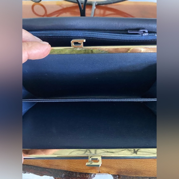 Givency Beautiful Leather Wallet with Box,Dustbag and paperwork - Picture 11 of 16